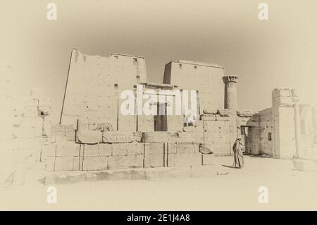 Edfu. Dies ist der Tempel von Horus the Falcon God aus dem Jahr 200 v. Chr., der sich auf halbem Weg zwischen Luxor und Assuan am Nil und der Stadt Edfu befindet, die für ihre riesigen Masten, fein dekorierten Säulen, kartuschierten Hieroglyphen, die Wandtafeln erzählen, und feine Kunstwerke an den Decken berühmt ist. Der Tempel war glücklich, dass die Mehrheit von ihm vom Wind geblasen Sand bedeckt wurde, wodurch der Tempel von den Elementen für Jahrhunderte bewahrt wurde. Stockfoto