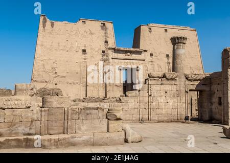 Edfu. Dies ist der Tempel von Horus the Falcon God aus dem Jahr 200 v. Chr., der sich auf halbem Weg zwischen Luxor und Assuan am Nil und der Stadt Edfu befindet, die für ihre riesigen Masten, fein dekorierten Säulen, kartuschierten Hieroglyphen, die Wandtafeln erzählen, und feine Kunstwerke an den Decken berühmt ist. Der Tempel war glücklich, dass die Mehrheit von ihm vom Wind geblasen Sand bedeckt wurde, wodurch der Tempel von den Elementen für Jahrhunderte bewahrt wurde. Stockfoto