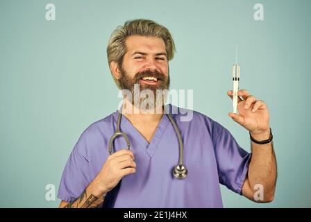 Coronavirus Epidemie aus china. Reife Arzt verwenden Spritze im Krankenhaus. Qualifizierte Krankenschwester machen Injektion. Grippe oder Grippe. Immunität und Gesundheit. Virus-Infektion-Test. hpv-Impfstoff. Stockfoto