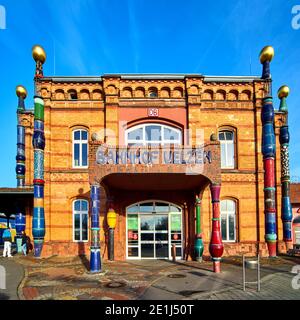 Uelzen, 18. Dezember 2020: Der berühmte Hundertwasser-Bahnhof in Uelzen, geschaffen vom Künstler Friedensreich Hundertwasser. Stockfoto