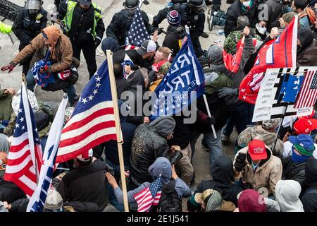 Washington Dc, Usa. Januar 2021. Pro-Trump-Demonstranten und die Polizei stoßen auf das Kapitolgebäude. Randalierer brachen Fenster und brachen das Kapitolgebäude in einem Versuch, die Ergebnisse der Wahlen von 2020 zu stürzen. Die Polizei benutzte Knöpfe und Tränengasgranaten, um schließlich die Menge zu zerstreuen. Die Randalierer verwendeten Metallstäbe und Tränengas auch gegen die Polizei. (Foto von Lev Radin/Pacific Press) Quelle: Pacific Press Media Production Corp./Alamy Live News Stockfoto