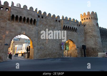 Blick auf die alte Stadtmauer und Tore in Baku - Aserbaidschan: 2. Januar 2021. Touristische Orte während der Covid-19 Absperrung in Baku. Stockfoto