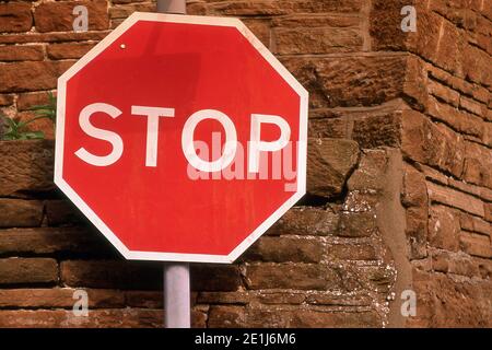 Stop Schild auf einer Landstraße im Lake District von England. Stockfoto