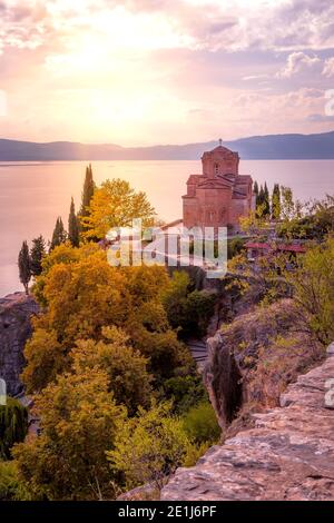 Ohrid, Nordmakedonien, Sonnenuntergang über dem See und St. John in der Kaneo Kirche Stockfoto