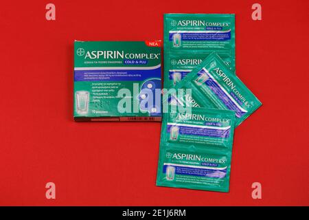 Aspirin Complex Cold & Flu Display. Draufsicht der Bayer-Medikamentenpackung, die auf Wasser verdünnt verwendet wird, um Schmerzen mit Fieber und laufenden Nasensymptomen zu lindern. Stockfoto
