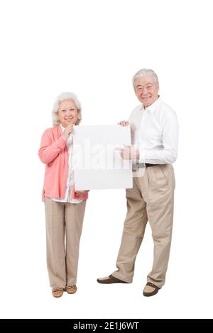 Ein altes Seniorenpaar hält Whiteboard hochwertige Foto Stockfoto