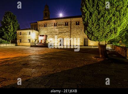 Italien Venetien Colli Euganei Arquà Petrarca - Petrarca Grab und In Bacground Kirche Santa Maria Assunta Stockfoto