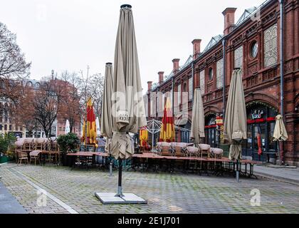 Geschlossene Restaurants und gestapelte Tische und Stühle während der Sperre von Corona Pandemie am Hackeschen Markt, Mitte Berlin Stockfoto