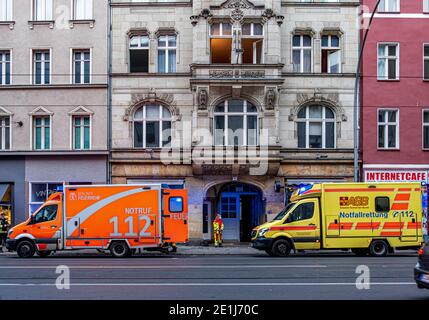 Krankenwagenreihe. Notfallärztliches Reponse auf Zwischenfall in der Brunnestraße, Mitte, Berlin Stockfoto