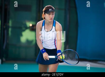 Lin Zhu von China im Kampf gegen Ajla Tomljanovic von Australien während der ersten Runde der 2021 Abu Dhabi WTA Women &#039;s Ten / LM Stockfoto