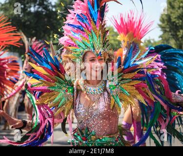 Weibliche Parade Teilnehmerin in bunten Tanz-Outfit Notting Hill Carnival, London, Großbritannien Stockfoto