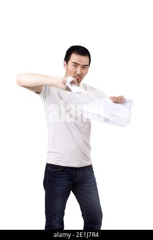 Ein junger Mann hielt ein weißes Papier von hoher Qualität Foto Stockfoto