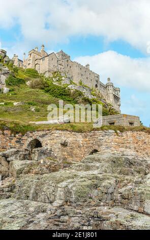 Blick auf St.Michaels Mount vom Strand unten, Cornwall, England Stockfoto