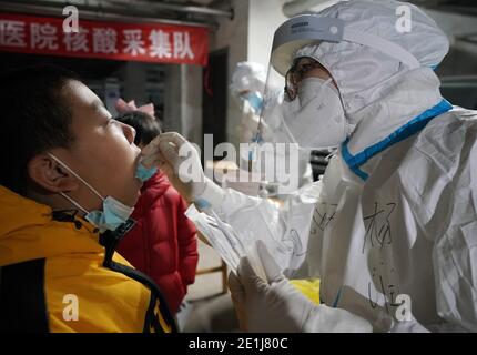 (210107) -- SHIJIAZHUANG, 7. Januar 2021 (Xinhua) -- EIN medizinischer Arbeiter arbeitet an einer COVID-19 Teststelle der Gemeinde im Yuhua Bezirk von Shijiazhuang, der Hauptstadt der nordchinesischen Provinz Hebei, 7. Januar 2021. Shijiazhuang begann am Mittwoch, stadtweite Nukleinsäuretests für alle Bewohner durchzuführen. Die Stadt hat 5,011 Standorte eingerichtet, um Abstrichproben für die Tests zu sammeln. (Xinhua/Yang Shiyao) Stockfoto