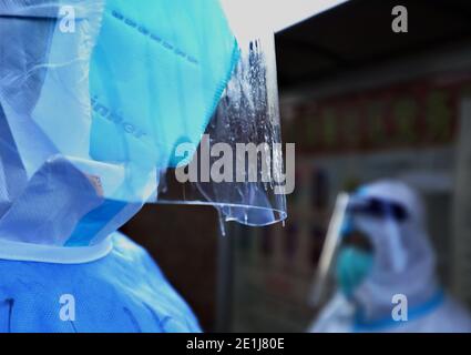 (210107) -- SHIJIAZHUANG, 7. Januar 2021 (Xinhua) -- EIN medizinischer Arbeiter arbeitet an einer COVID-19 Teststelle der Gemeinde im Xinhua Bezirk von Shijiazhuang, der Hauptstadt der nordchinesischen Provinz Hebei, 7. Januar 2021. Shijiazhuang begann am Mittwoch, stadtweite Nukleinsäuretests für alle Bewohner durchzuführen. Die Stadt hat 5,011 Standorte eingerichtet, um Abstrichproben für die Tests zu sammeln. (Xinhua/Yang Shiyao) Stockfoto