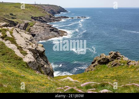 Die kornische Küste mit einer verlassenen Zinnmine in der Ferne. Stockfoto