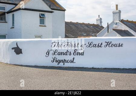 Beschilderung für das erste und letzte Haus, Lands End, Cornwall Stockfoto