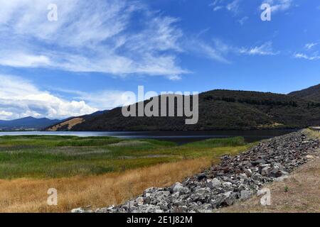 Ein Blick auf den See Khancoban im Sommer Stockfoto