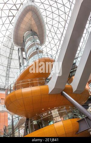 Zentrale Treppe in der Victoria Square Shopping Mall, Belfast. Stockfoto