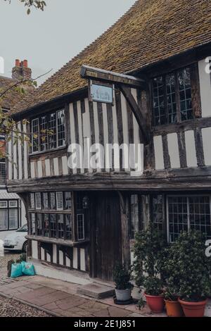 Rye, Großbritannien - 10. Oktober 2020: Eingang des St. Anthonys Fachwerkgebäudes im Tudor-Stil an der Ecke des Church Square in Rye, eines der besten Schutzgebiet Stockfoto