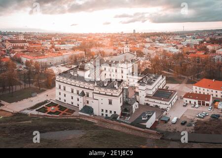 Erhöhte Ansicht des Palastes der Großherzöge von Litauen In Vilnius bei Sonnenuntergang Stockfoto