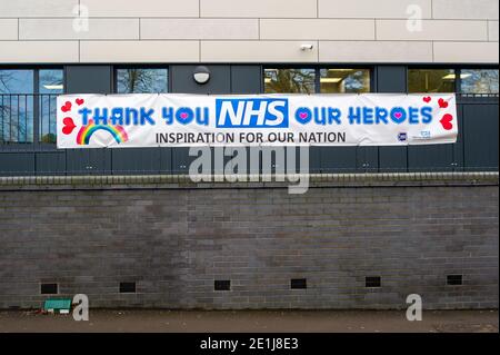 Slough, Berkshire, Großbritannien. Januar 2021. Ein Dankeschön NHS Unsere Helden Banner. Das Wexham Park Hospital in Slough, Teil des NHS Frimley Health Foundation Trust, hat aufgrund des enormen Anstiegs der Covid-19-Infektionen in der Stadt und Umgebung alle nicht dringenden Operationen und Termine abgesagt. Die Gastpatienten wurden vor Weihnachten im Krankenhaus ausgesetzt, mit einigen wenigen Ausnahmen. Die Zahl der positiven Covid-19-Fälle in Slough ist außer Kontrolle geraten. Für die sieben Tage bis zum 2. Januar 2021 waren die Zahlen pro 100,000 für Slough 1064.6 gegenüber 722.2. Die durchschnittliche Zahl über Engl Stockfoto
