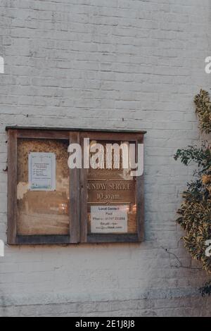 Rye, Großbritannien - 10. Oktober 2020: Informationstafel außerhalb der Rye Methodist Church in Rye, einer der am besten erhaltenen mittelalterlichen Städte in East Sussex, England. Stockfoto