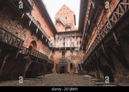 Leerer Innenhof des Schlosses der Insel Trakai in Litauen Stockfoto