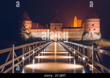 Brücke in Richtung Trakai Island Castle bei Nacht in Litauen Stockfoto