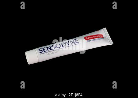 Sensodyne Zahnpasta Tube auf schwarzem Hintergrund. Bukarest, Rumänien, 2021 Stockfoto