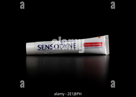 Sensodyne Zahnpasta Tube auf schwarzem Hintergrund. Bukarest, Rumänien, 2021 Stockfoto