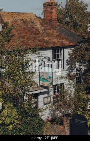 Rye, Großbritannien - 10. Oktober 2020: Blick aus der Höhe auf den Pub Ypres Castle Inn am Schloss in Rye, einer der am besten erhaltenen mittelalterlichen Städte in East Sussex, eng Stockfoto