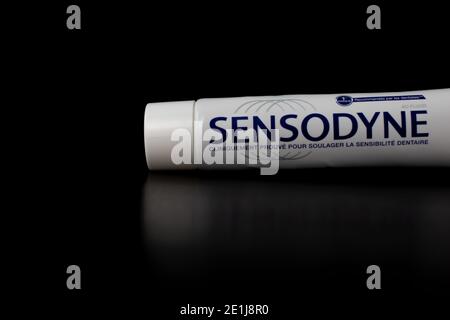 Sensodyne Zahnpasta Tube auf schwarzem Hintergrund. Bukarest, Rumänien, 2021 Stockfoto