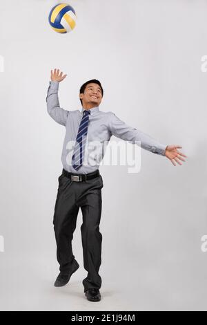 Ein Geschäftsmann trainieren mit Volleyball hohe Qualität Foto spielen Stockfoto