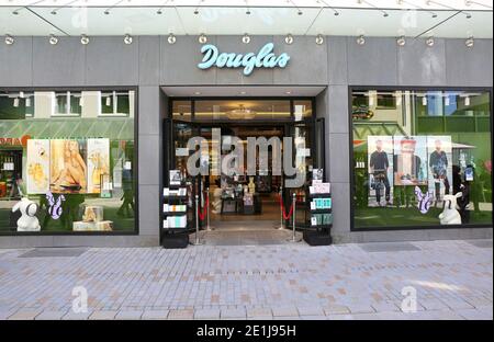 BIELEFELD, DEUTSCHLAND-APRIL 20:Douglas ist ein deutscher Parfüm- und Kosmetikhändler.April 20,2019 in Bielefeld, Deutschland. Stockfoto