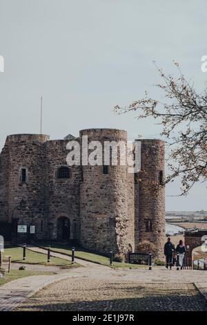 Rye, Großbritannien - 10. Oktober 2020: Blick auf Rye Castle, auch bekannt als Ypern Tower, ein altes Denkmal in Rye, einer der am besten erhaltenen mittelalterlichen Städte in EAS Stockfoto