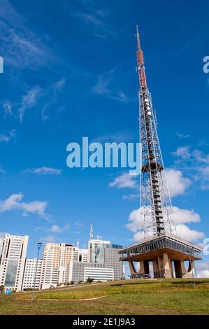 RASILIA, BRASILIEN - 3. JUNI 2015: Brasilia Television Tower. Es wurde 1967 gebaut, die Aussichtsplattform wurde 1965 eröffnet. Stockfoto