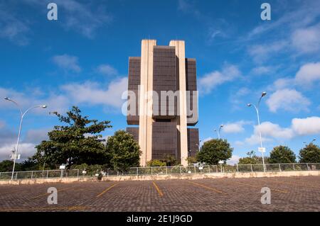 BRASILIA, BRASILIEN - 6. JUNI 2015: Zentralbankgebäude der brasilianischen Zentralbank. Es ist die wichtigste Währungsbehörde des Landes. Stockfoto