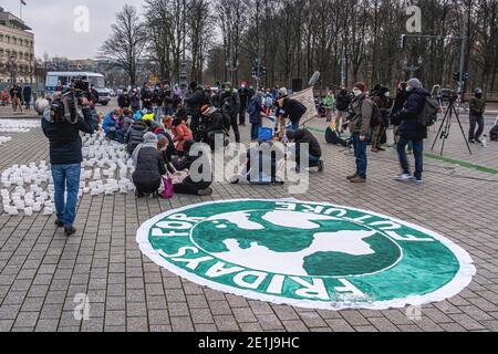 Freitags für zukünftige Demo. Jugendliche zünden Kerzen am Brandenburger Tor, Mitte-Berlin Stockfoto