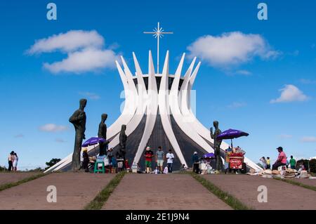 BRASILIA, BRASILIEN - 7. JUNI 2015: Kathedrale von Brasila. Entworfen von Oscar Niemeyer, ist es eine hyperboloide Struktur, die aus 16 Betonsäulen besteht. Stockfoto