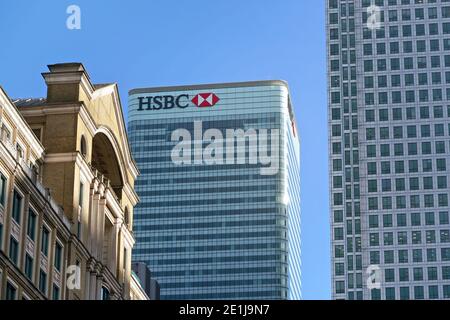 London, Großbritannien - 03. Februar 2019: Die Sonne scheint auf dem Welthauptsitz von HSBC Holdings plc am 8 Canada Square, Canary Wharf. Es ist siebtgrößte Stockfoto