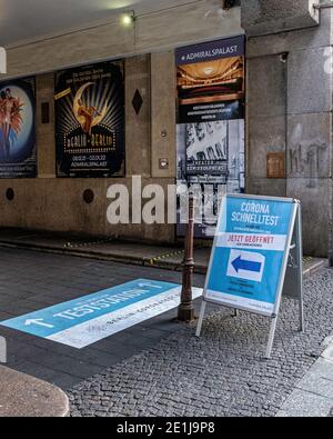 Schnellteststation im Admiralspalast-Theater während der Corona-Pandemie, Friedrichstraße, Mitte, Berlin Stockfoto