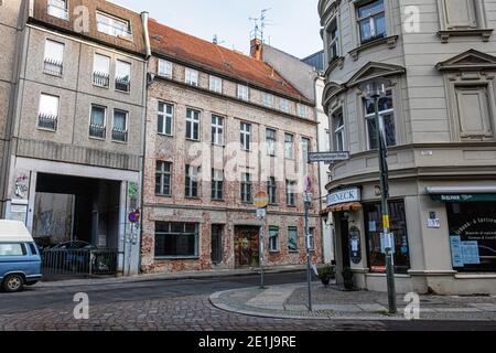 Sophieneck Restaurant & Pub und verwitterte Altbau-Fassade, große Hamburger Straße, Mitte, Berlin Stockfoto