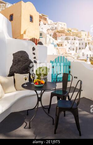 Tisch mit Wein und Obst für zwei auf dem Hintergrund Der Insel Santorini Stockfoto