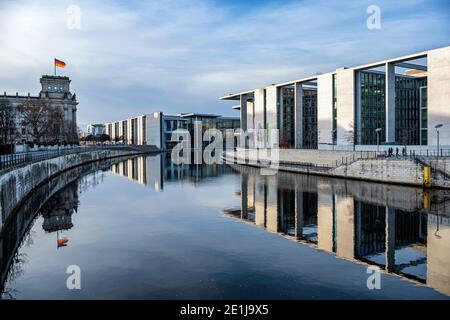 Regierungsgebäude - Reichstag, Paul-Lobe-Haus und Marie-Elisabeth-Luders-Haus an der Spree - Mitte, Berlin, Deutschland. Stockfoto