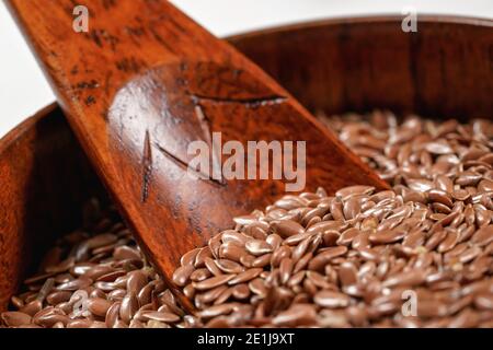 Gemeinsame Leinsamen in kleinen Holzbecher mit Löffel, Nahaufnahme Detail Stockfoto