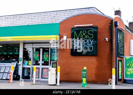 Epsom Surrey, London UK Januar 07 2021, Marks and Spencer Simply Food Shop in A BP Tankstelle With No People Stockfoto