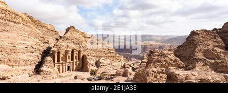 (Selektiver Fokus) atemberaubende Aussicht auf das Ad Deir - Kloster in der antiken Stadt Petra. Stockfoto