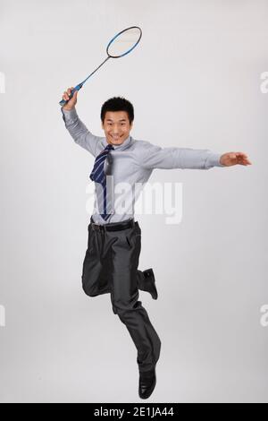 Ein Geschäft Training mit Mann spielen Badminton hochwertige Foto Stockfoto