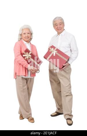 Ein altes Senioren Paar hält Geschenkbox hohe Qualität Foto Stockfoto